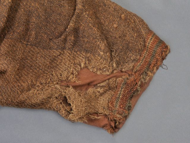 Phát hiện vải thêu tay trong ngôi mộ thời Viking