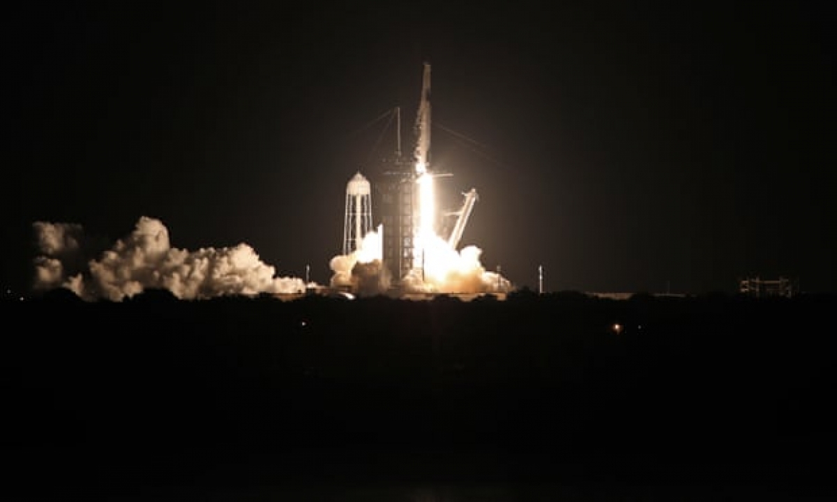 Tàu SpaceX đưa hành khách tư nhân đầu tiên lên vũ trụ