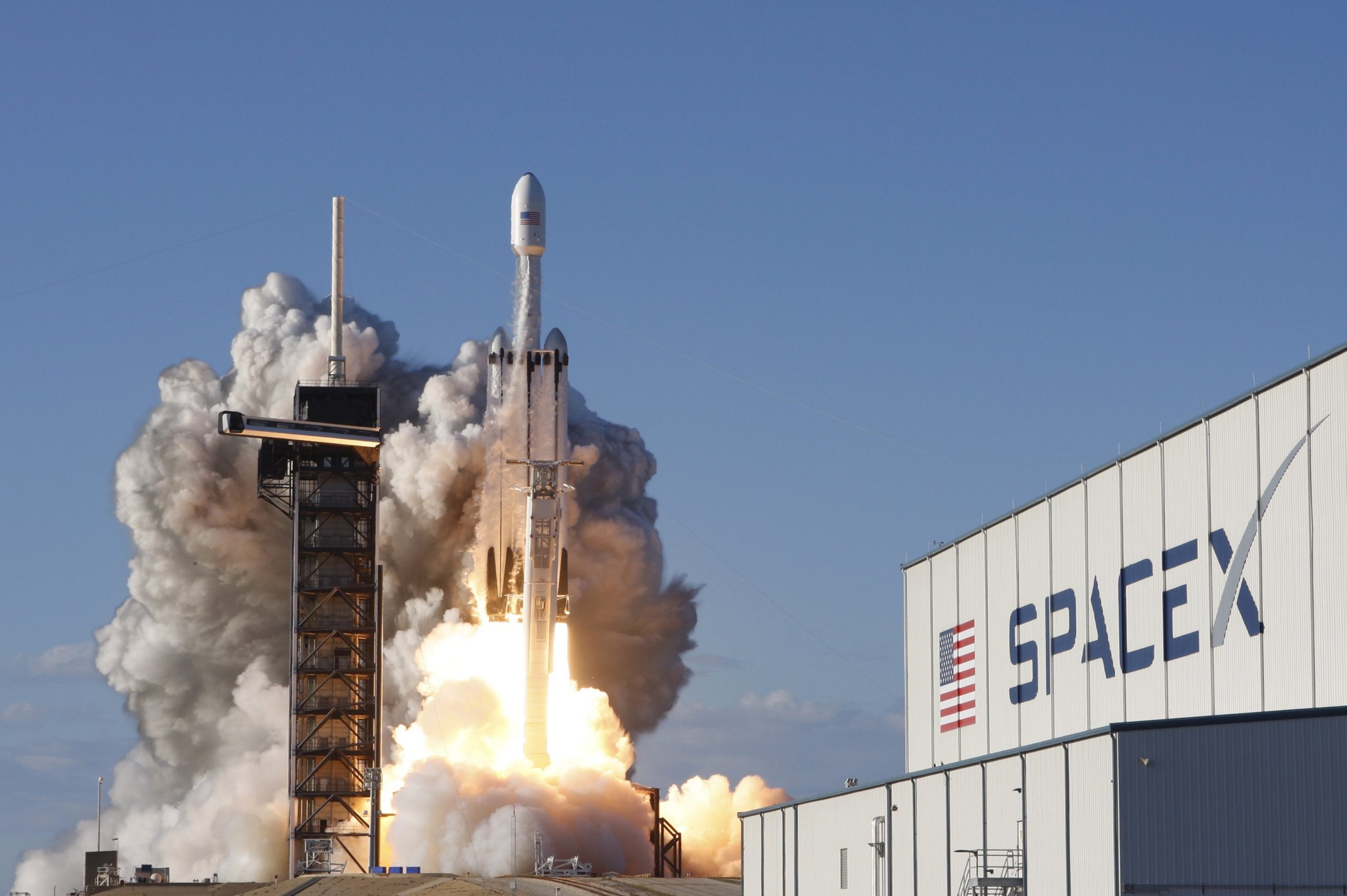 Tàu SpaceX chính thức đưa những hành khách tư nhân đầu tiên lên vũ trụ