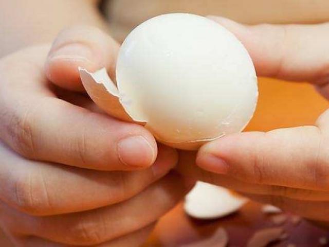 Luộc trứng dễ bóc vỏ