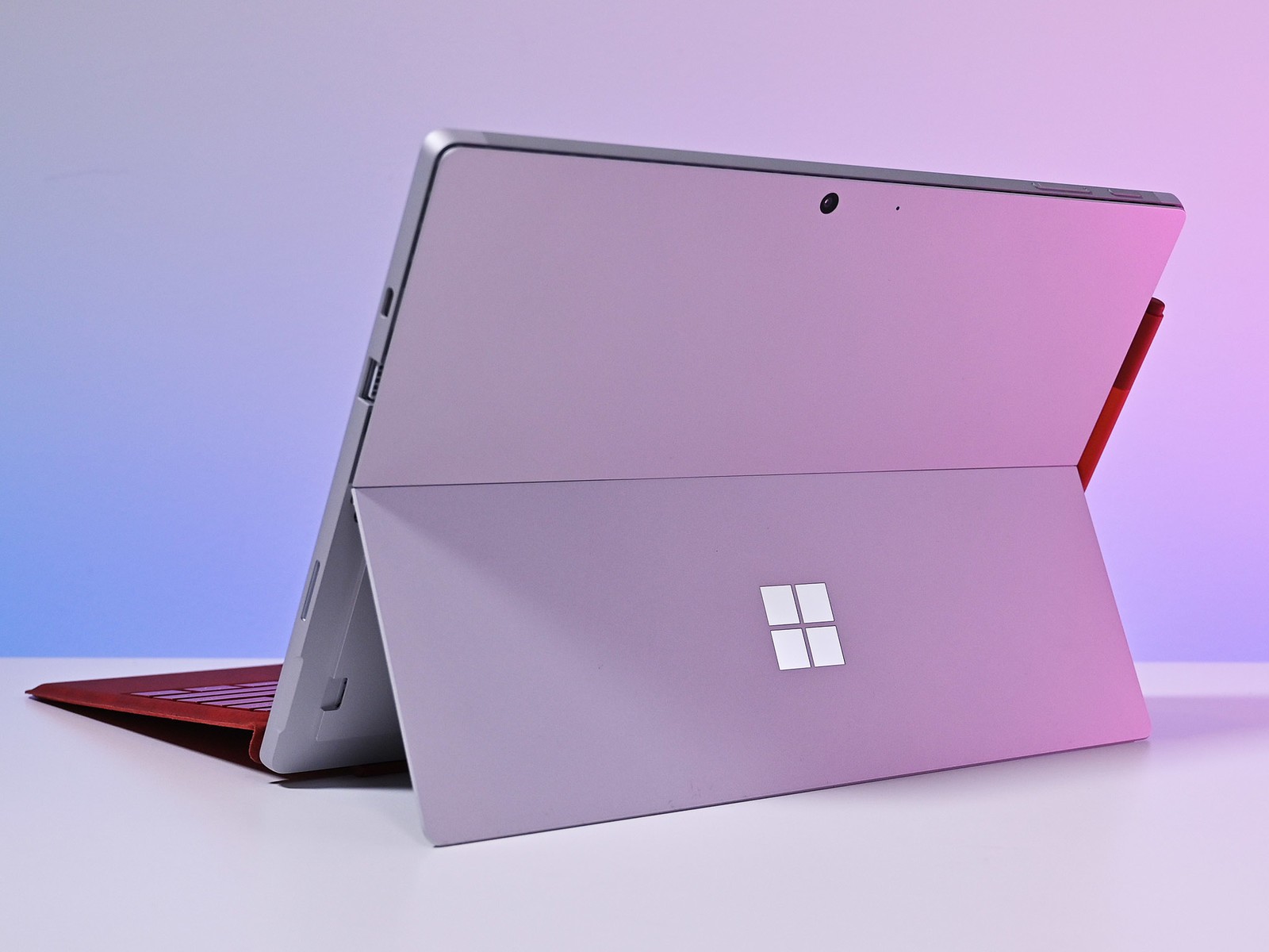 Microsoft có thể ra mắt ít nhất một phiên bản Surface Pro 8 có hỗ trợ Thunderbolt