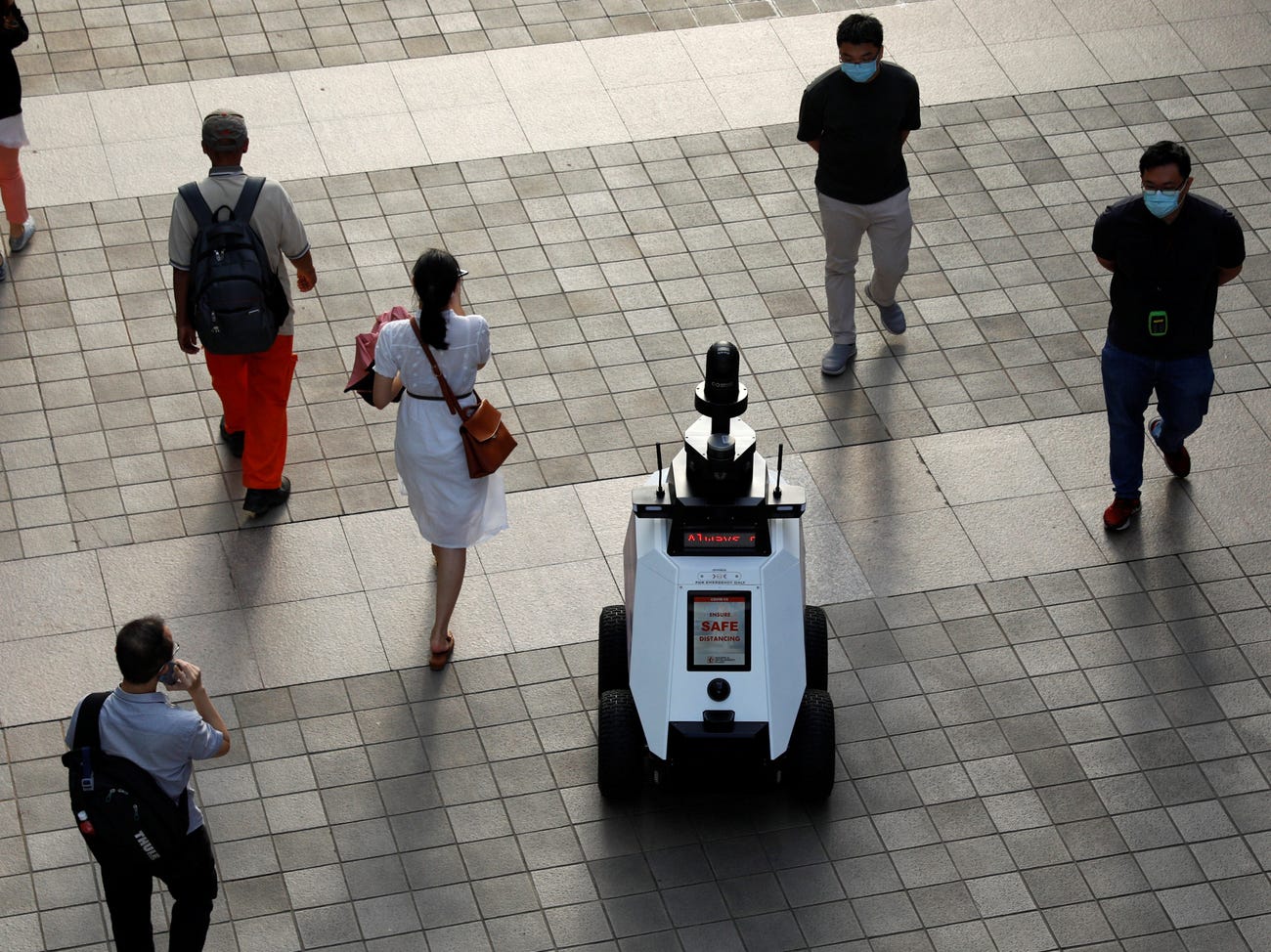 Singapore thử nghiệm robot giám sát hành vi