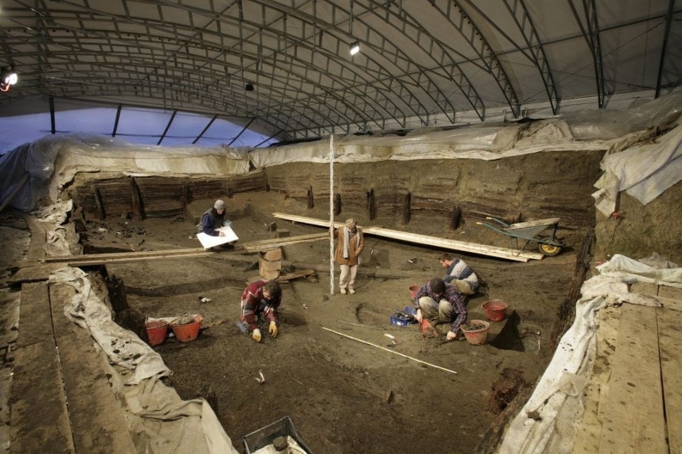 Phát hiện bể nước lát gỗ sồi cổ đã tồn tại từ 3.400 năm trước