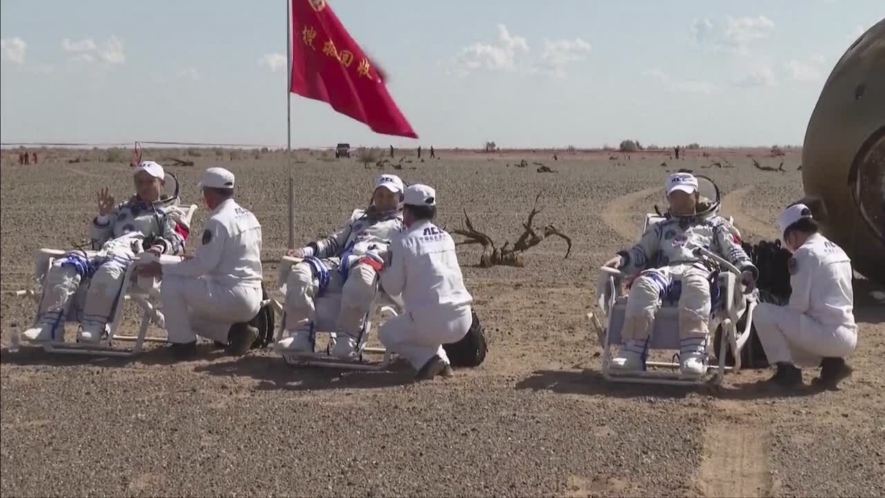 Phi hành gia Trung Quốc trở về sau 90 ngày sống trên vũ trụ
