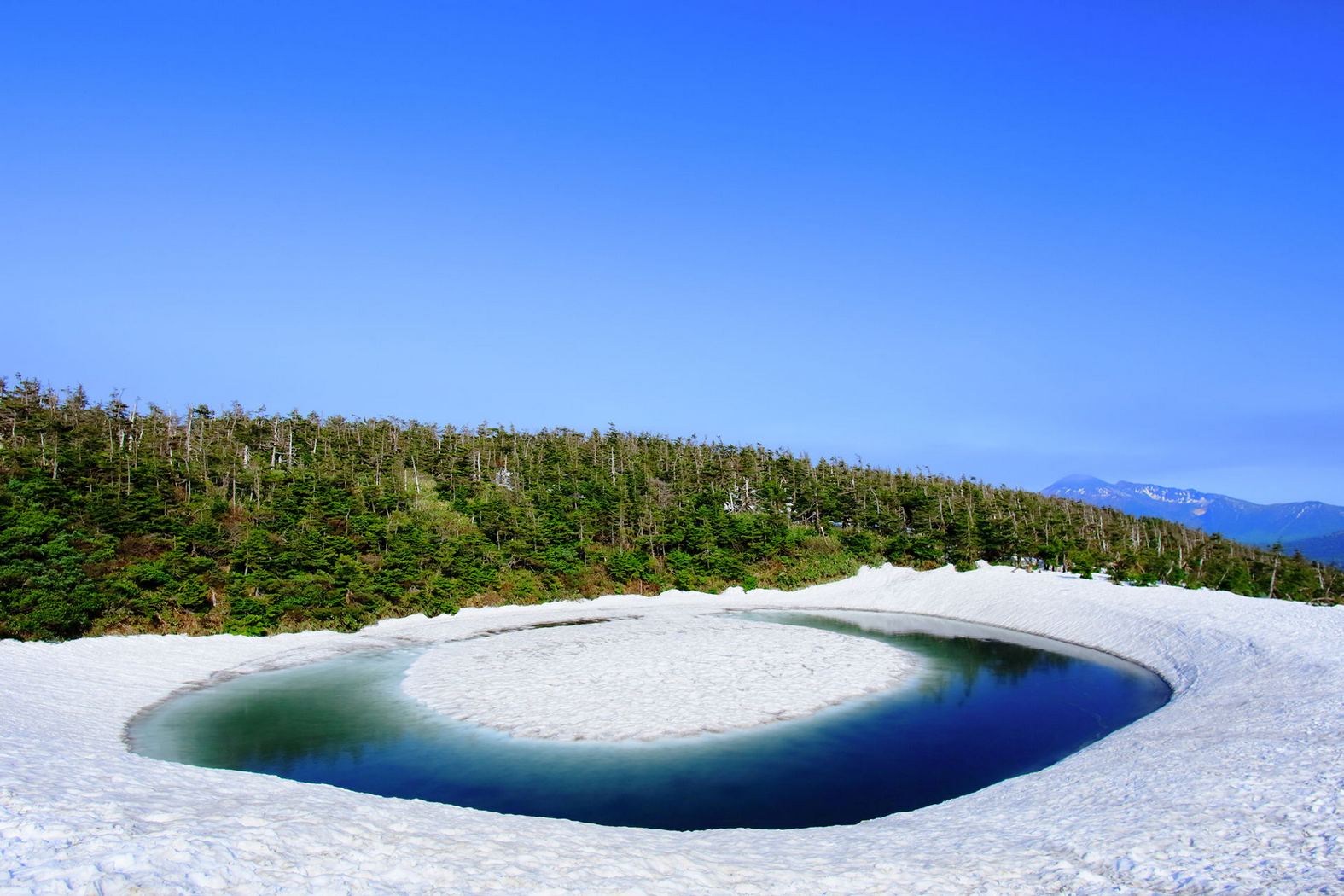 Kỳ lạ hồ Kagami Numa có thể thay đổi hình dạng theo mùa ở Nhật Bản