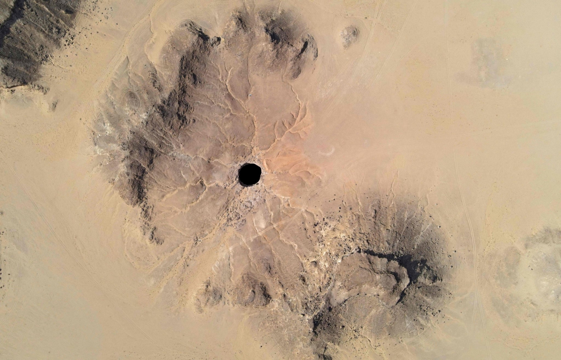 Giếng địa ngục Barhout toạ lạc trên mảnh đất khô cằn thuộc miền Đông Yemen, Ả Rập