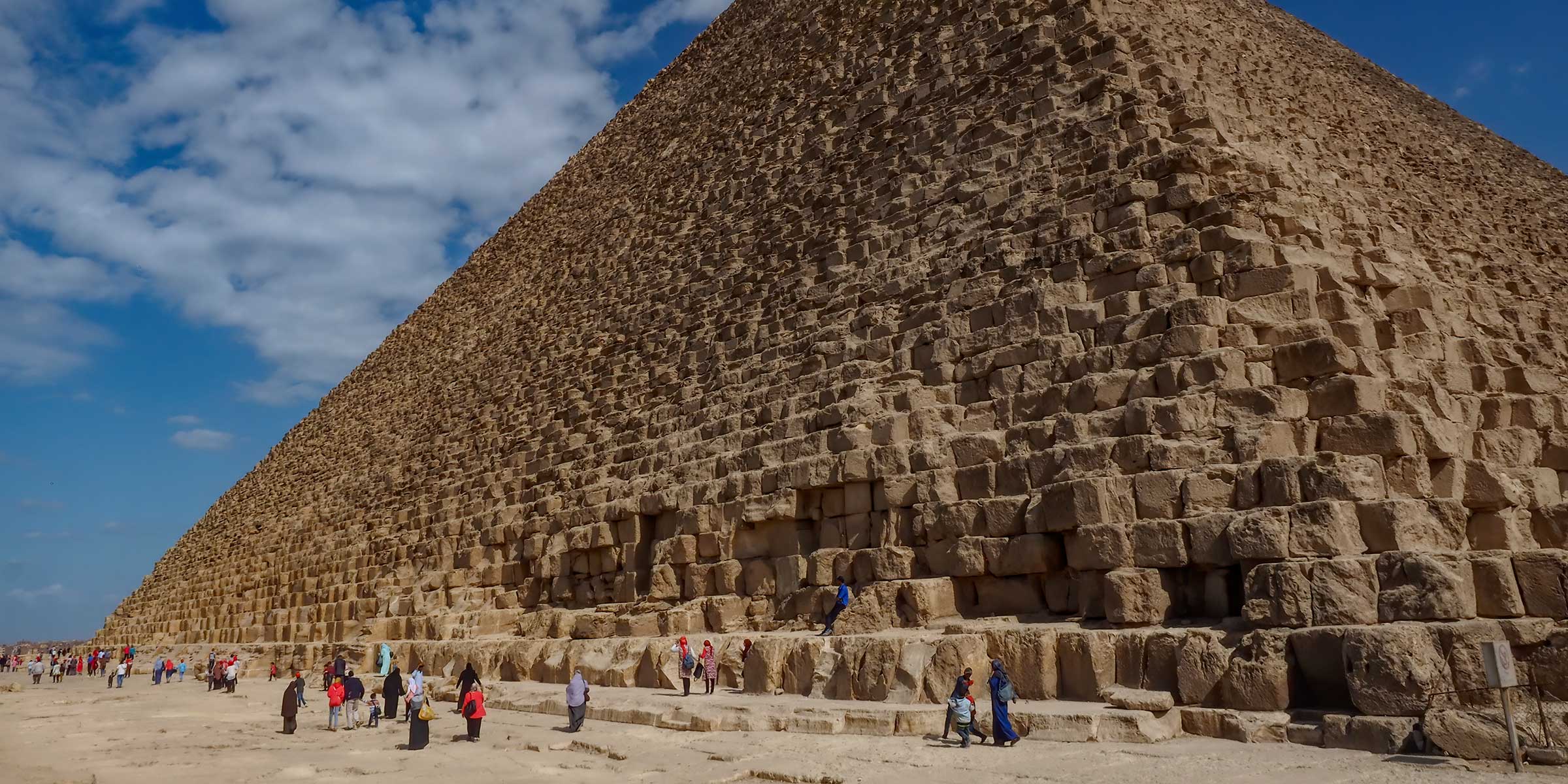 Đại kim tự kháp đồ sộ Giza được xây dựng cho Pharaoh Khufu