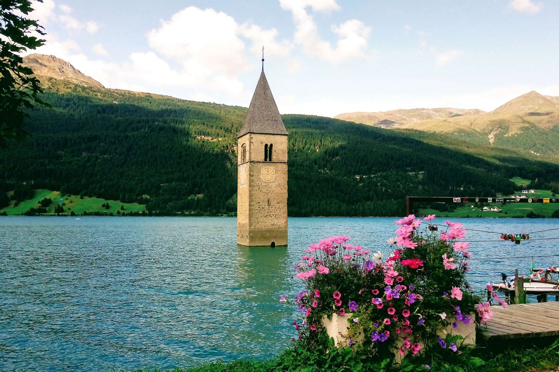 Vào năm 1950, một ngôi làng mang tên Curon tại Italy đã bị nhấn chìm để xây hồ chứa nước