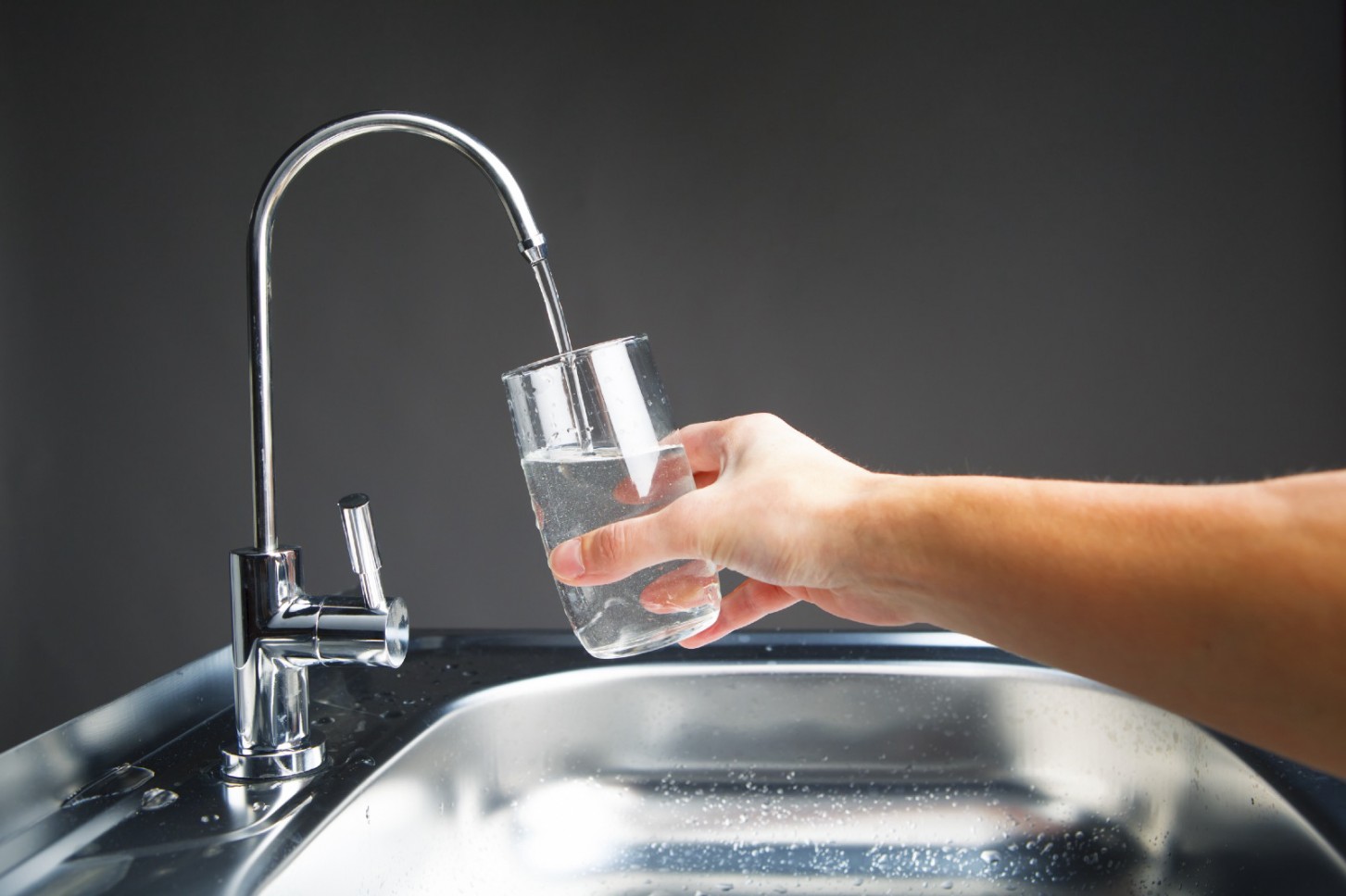 Các nhà nghiên cứu khuyên người tiêu dùng nên lựa chọn nước máy