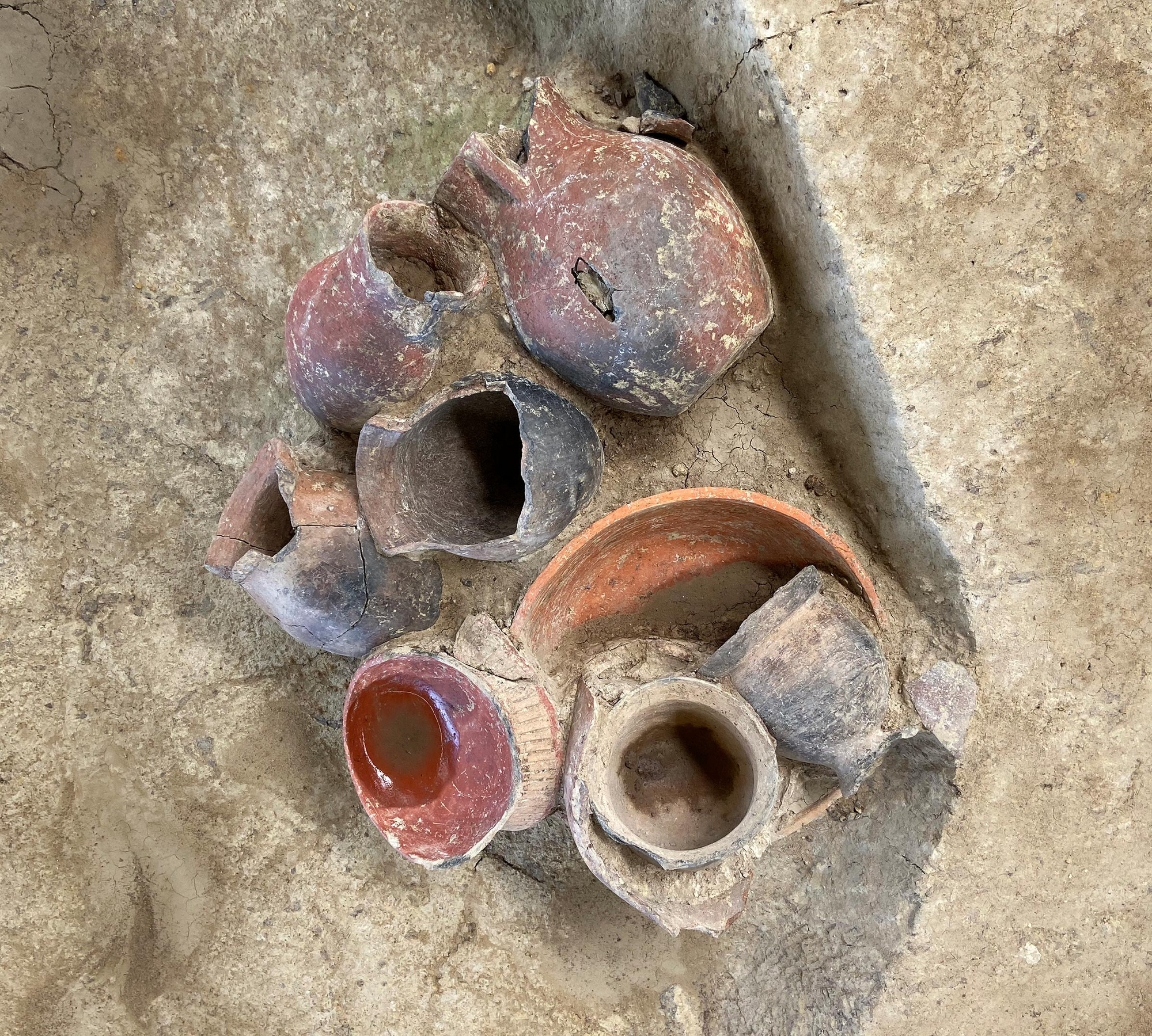Tìm thấy những bình chứa có niên đại 9.000 năm