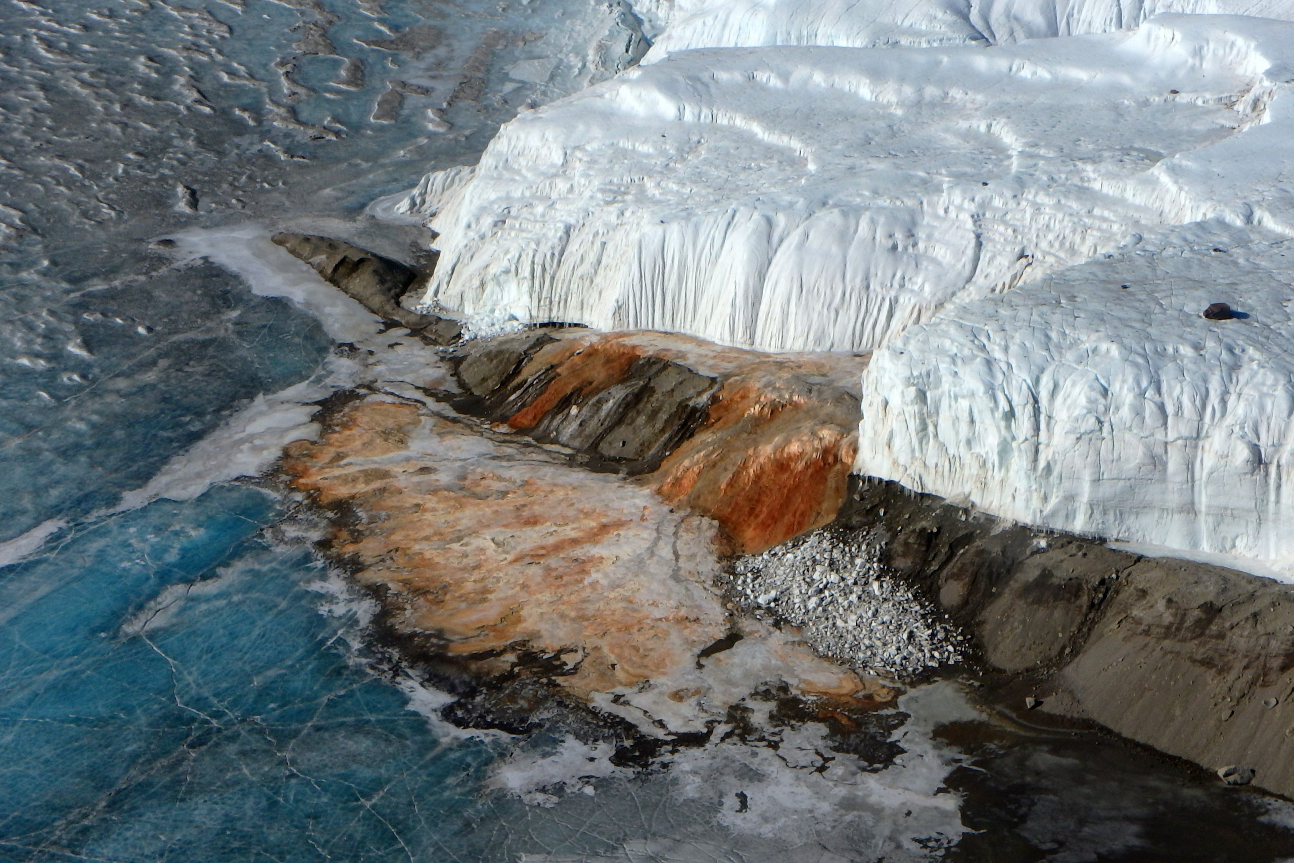 Thác Máu trên sông băng tại Nam Cực là một hiện tượng thiên nhiên hiếm có của thế giới