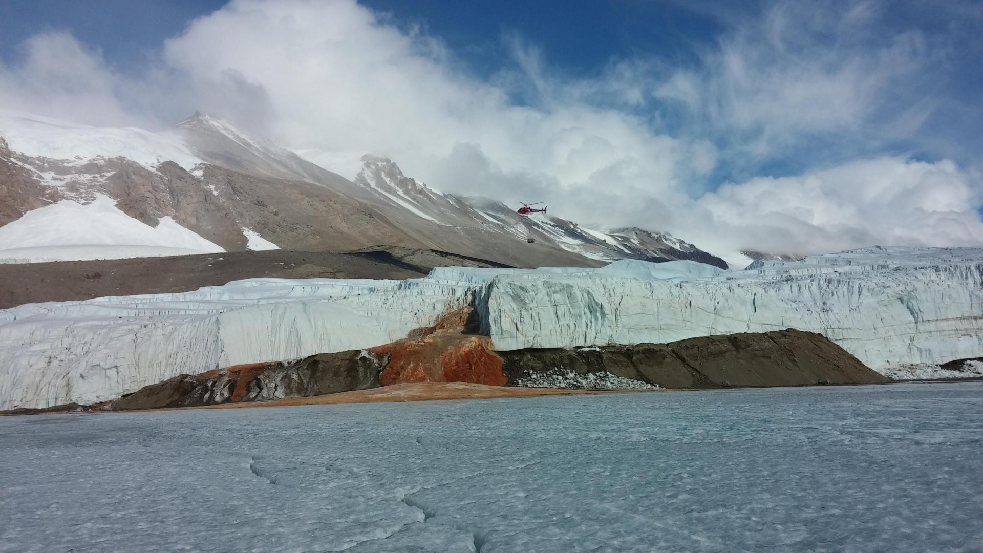 Ngọn thác đặc biệt nằm ở Nam Cực được đặt tên là thác Máu vì có màu đỏ ấn tượng